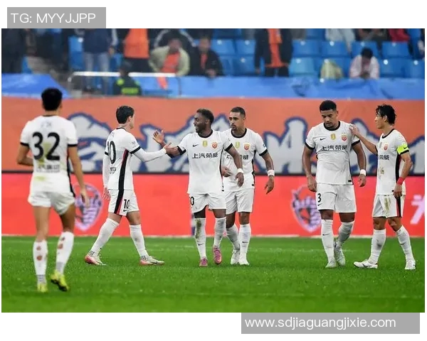 上海足球队在城市联赛中以74分稳居榜首展现强劲实力