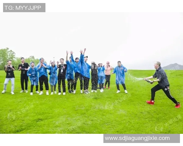 足球明星享受美食时刻火腿肠成为他们的独特选择与能量补给